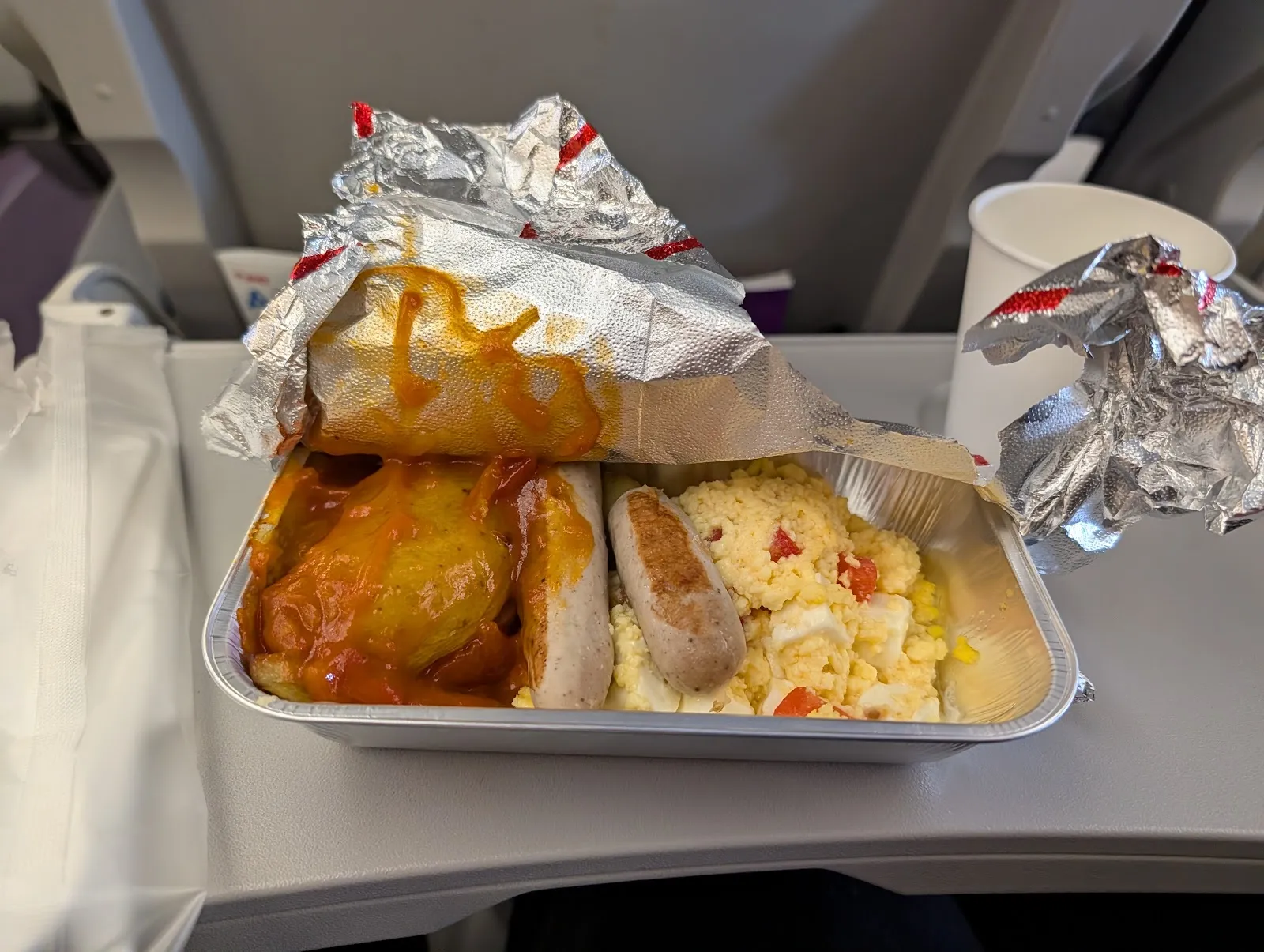 El desayuno del avión, con huevo revuelto y pan