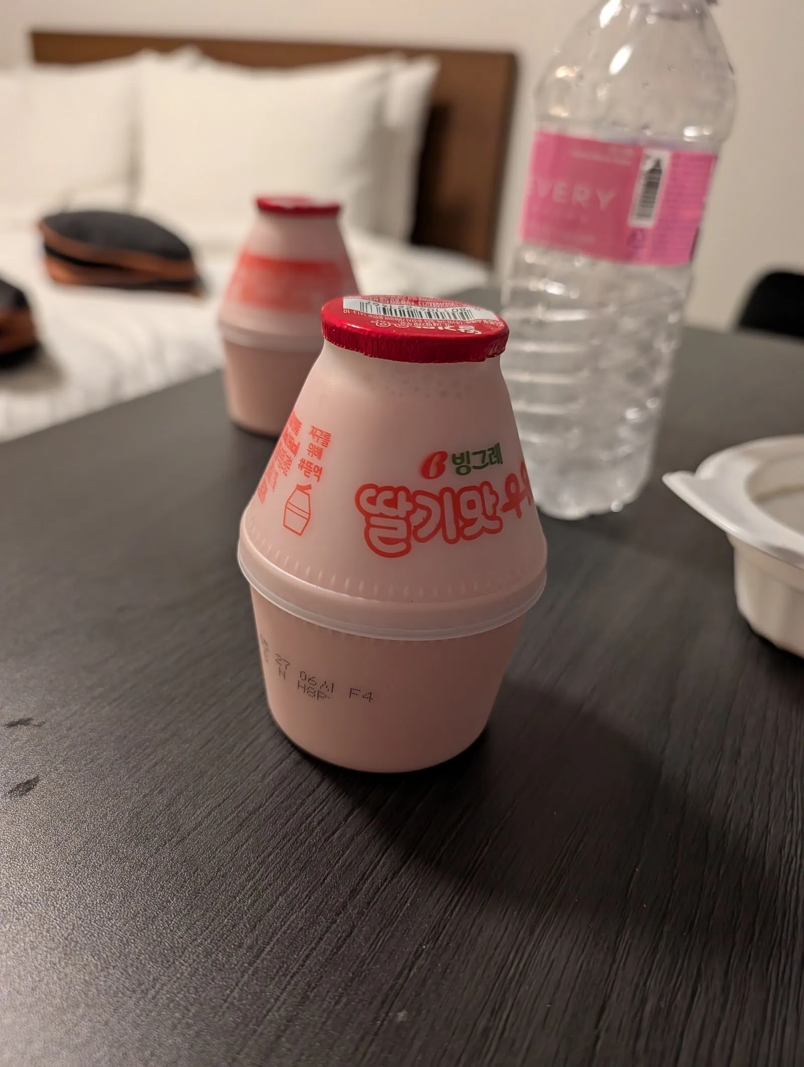 Las botellitas de leche con sabor a fruta, en su envase con forma de tarro
