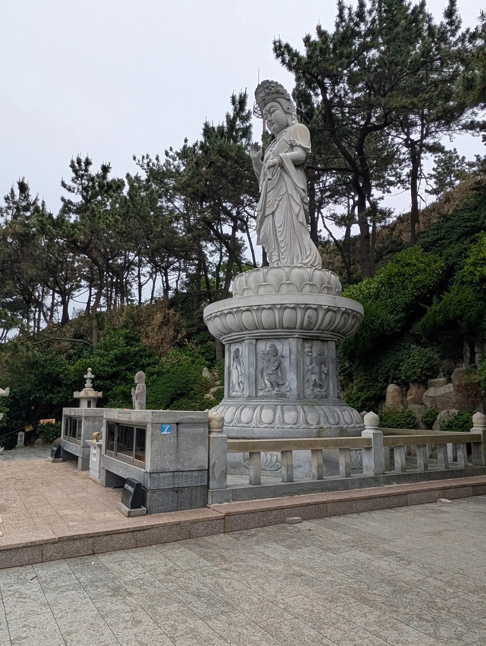 El gran Buda blanco al que se sube por unas escaleras