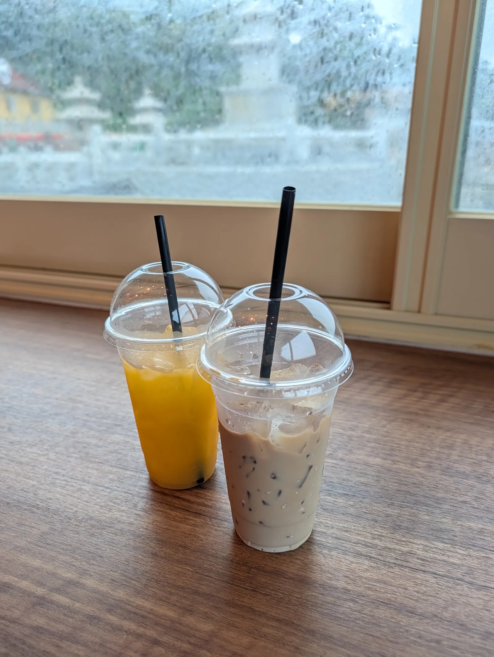 Dos bebidas frías en la cafetería del templo, con el mar al fondo
