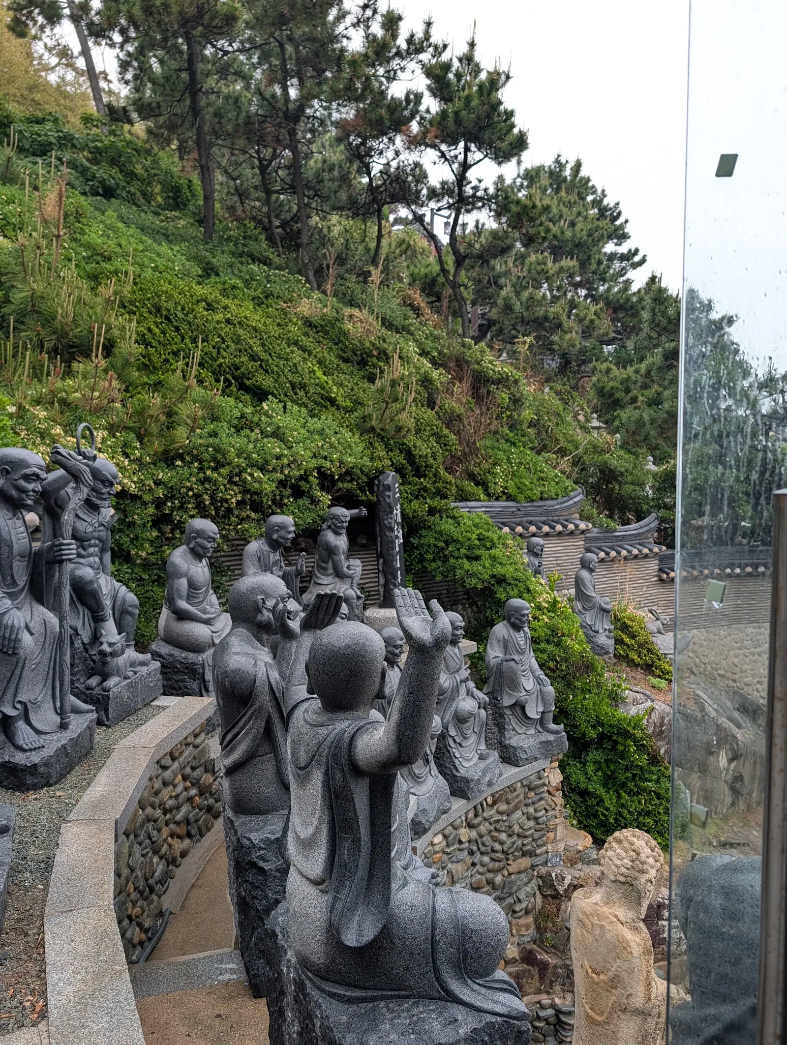 Cientos de figuritas de piedra alineadas en el templo