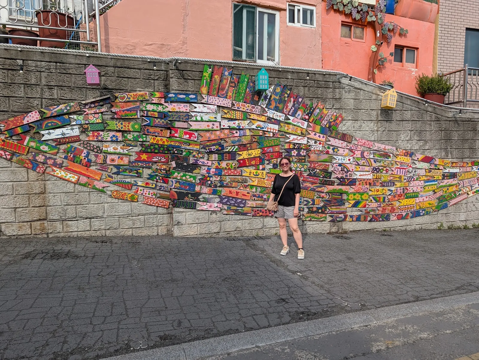 Escaleras pintadas de colores en una cuesta de Gamcheon