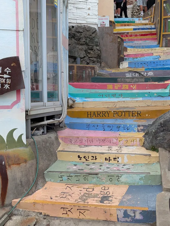 Escaleras pintadas de colores en el barrio de Gamcheon, Busan