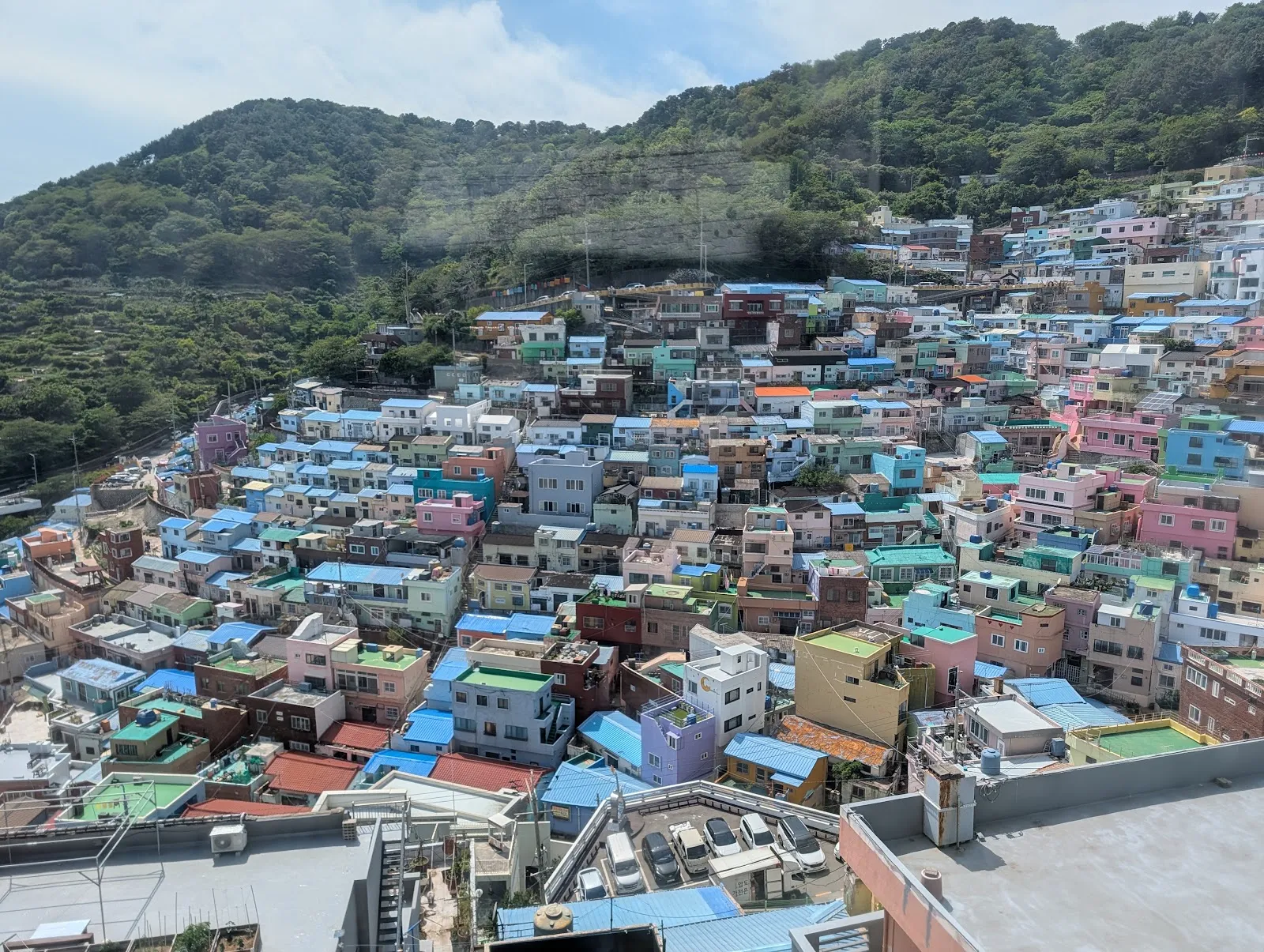 Las casas de colores del pueblo cultural de Gamcheon, en Busan, escalonadas por la ladera