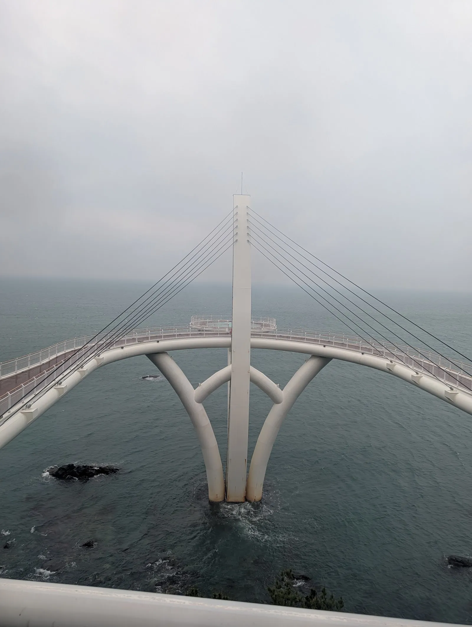 El puente Gwangan entre la niebla desde la costa