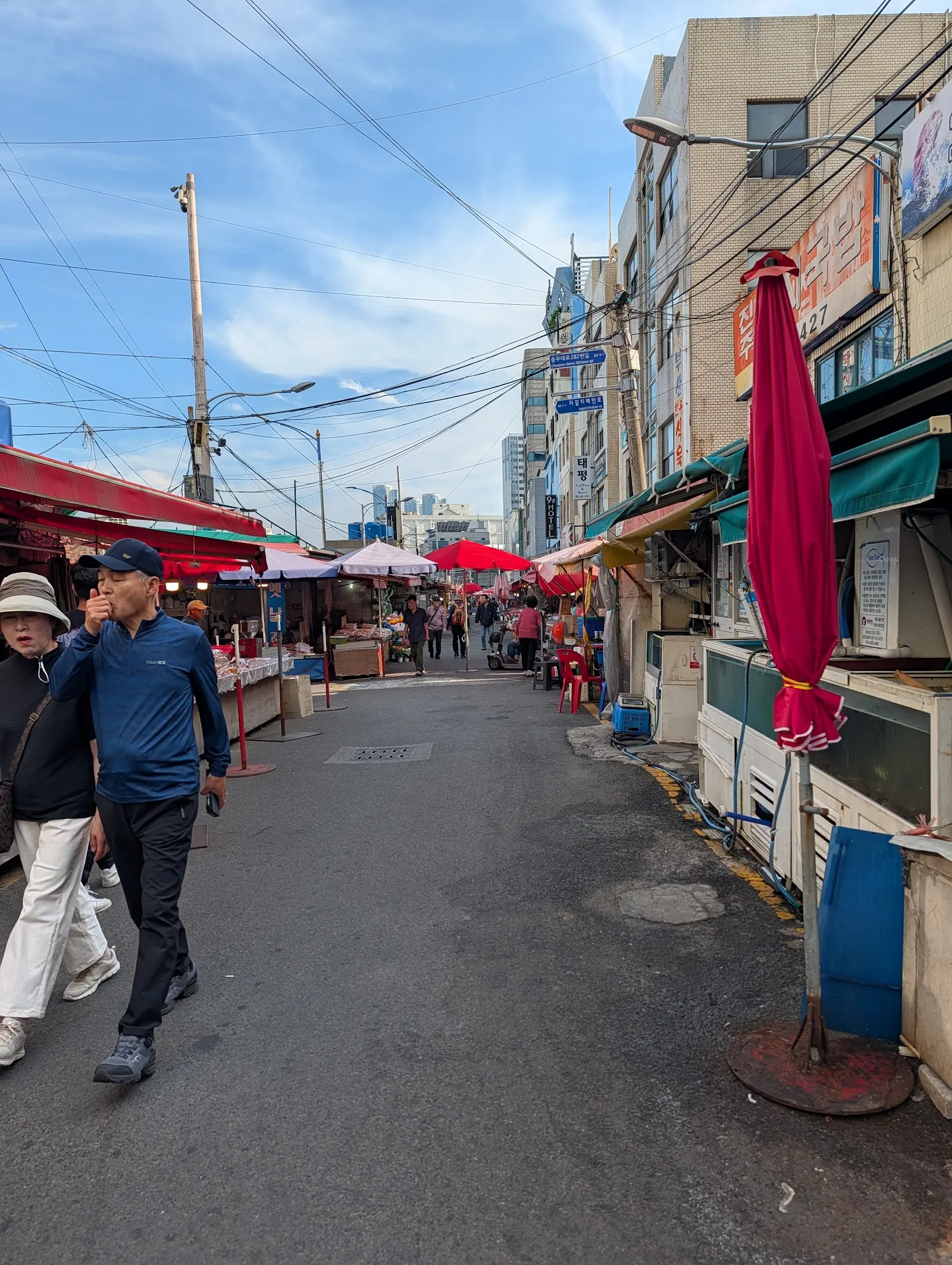 Un mercado callejero de Busan con sus toldos rojos