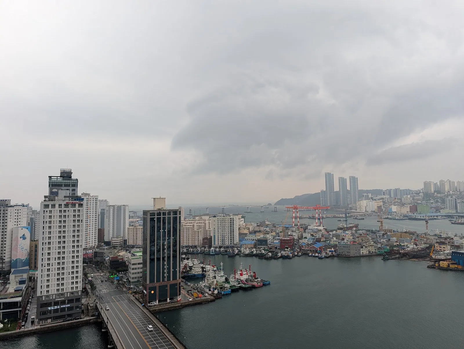 El puerto de Busan desde el mirador del centro comercial, con el cielo cerrado