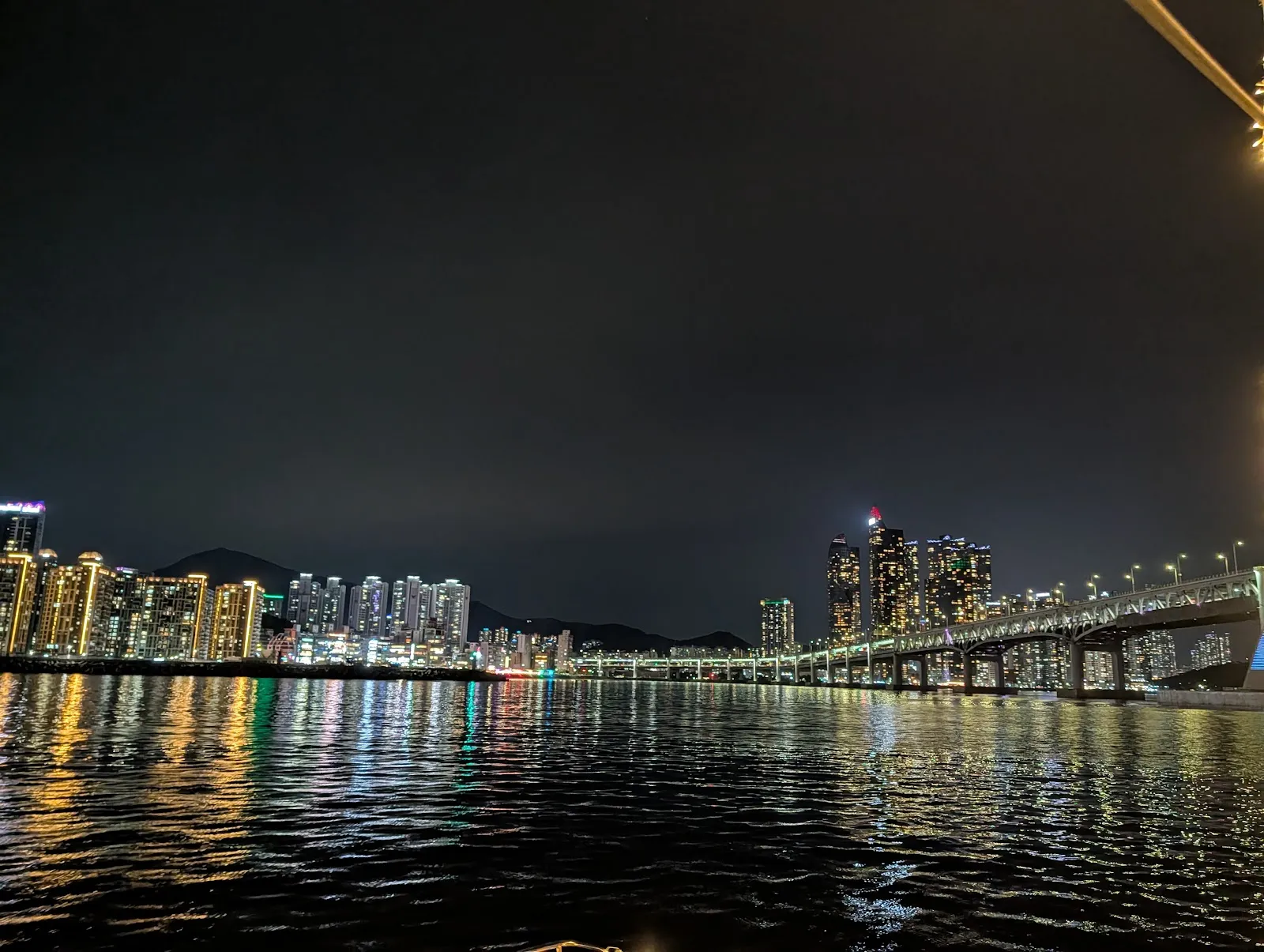 El skyline de Busan reflejado en el agua desde el barco
