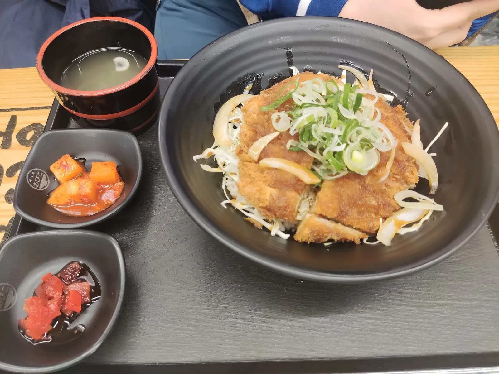 El tonkatsu de Abiko, con su arroz y sus guarniciones