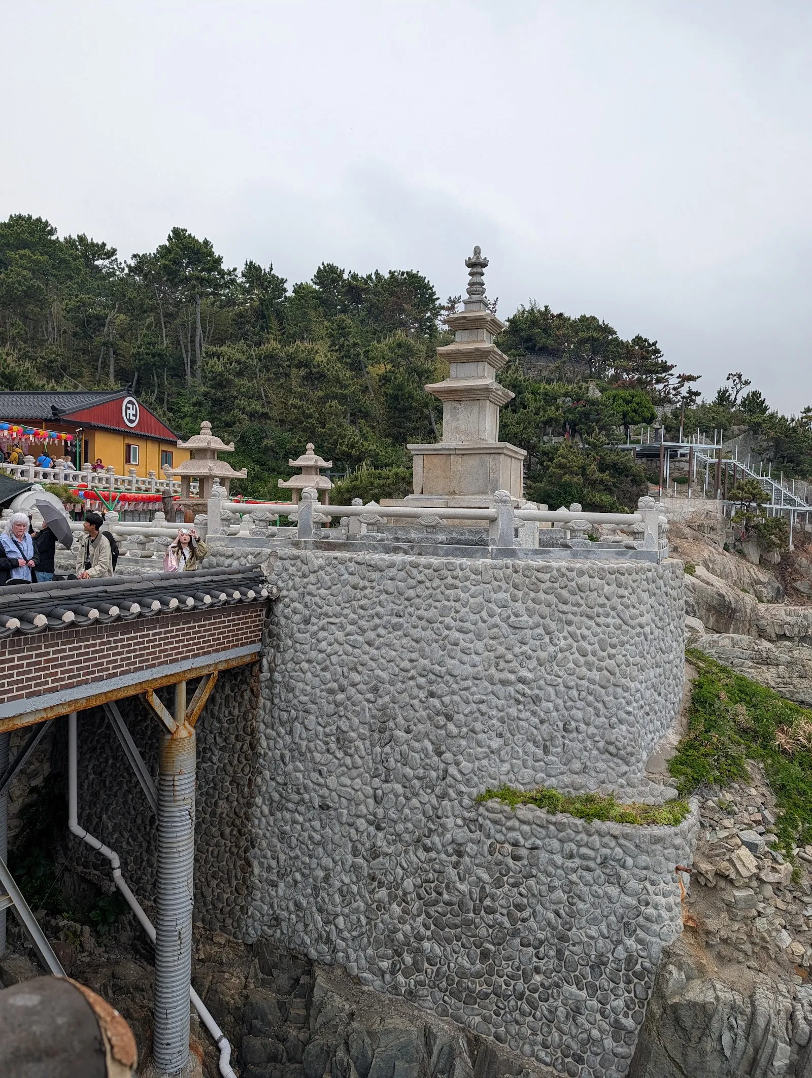 Una pagoda del templo asomada al mar