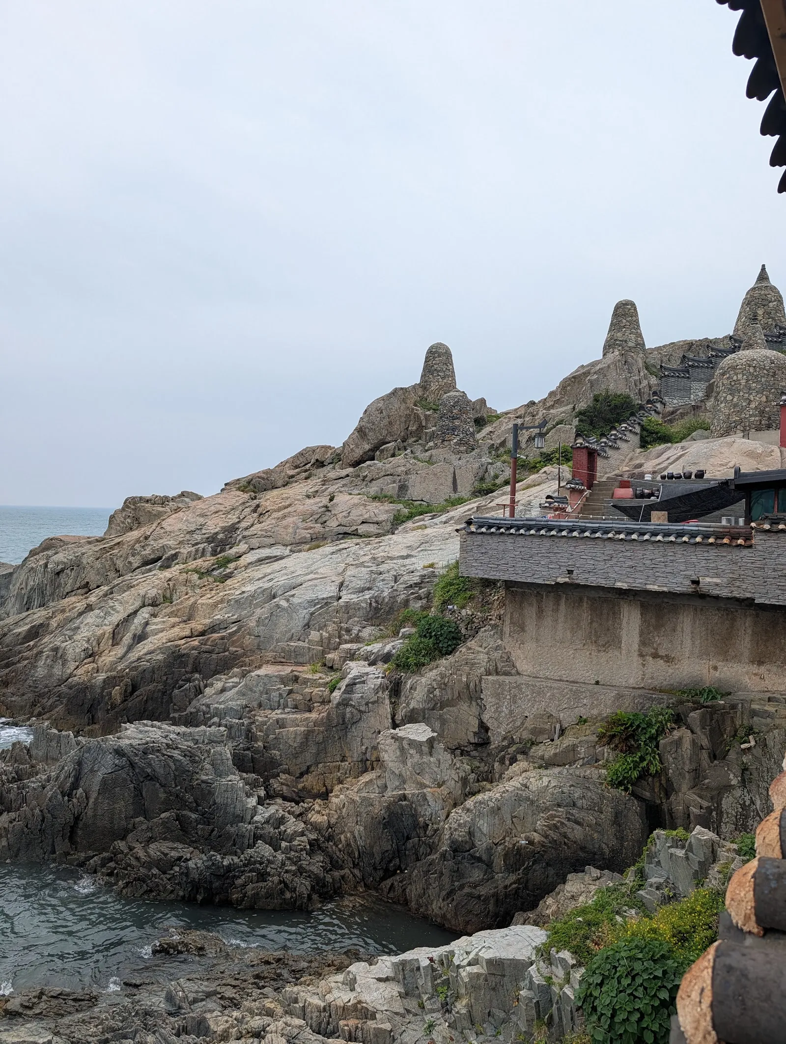 El templo Haedong Yonggungsa sobre las rocas, con el mar picado