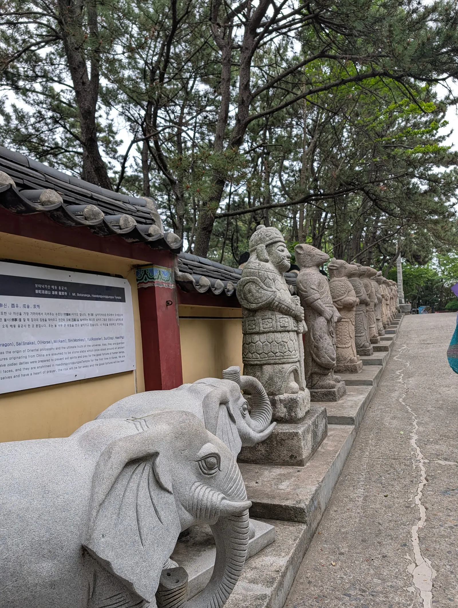 Las figuras de piedra de los signos del zodiaco a la entrada del templo
