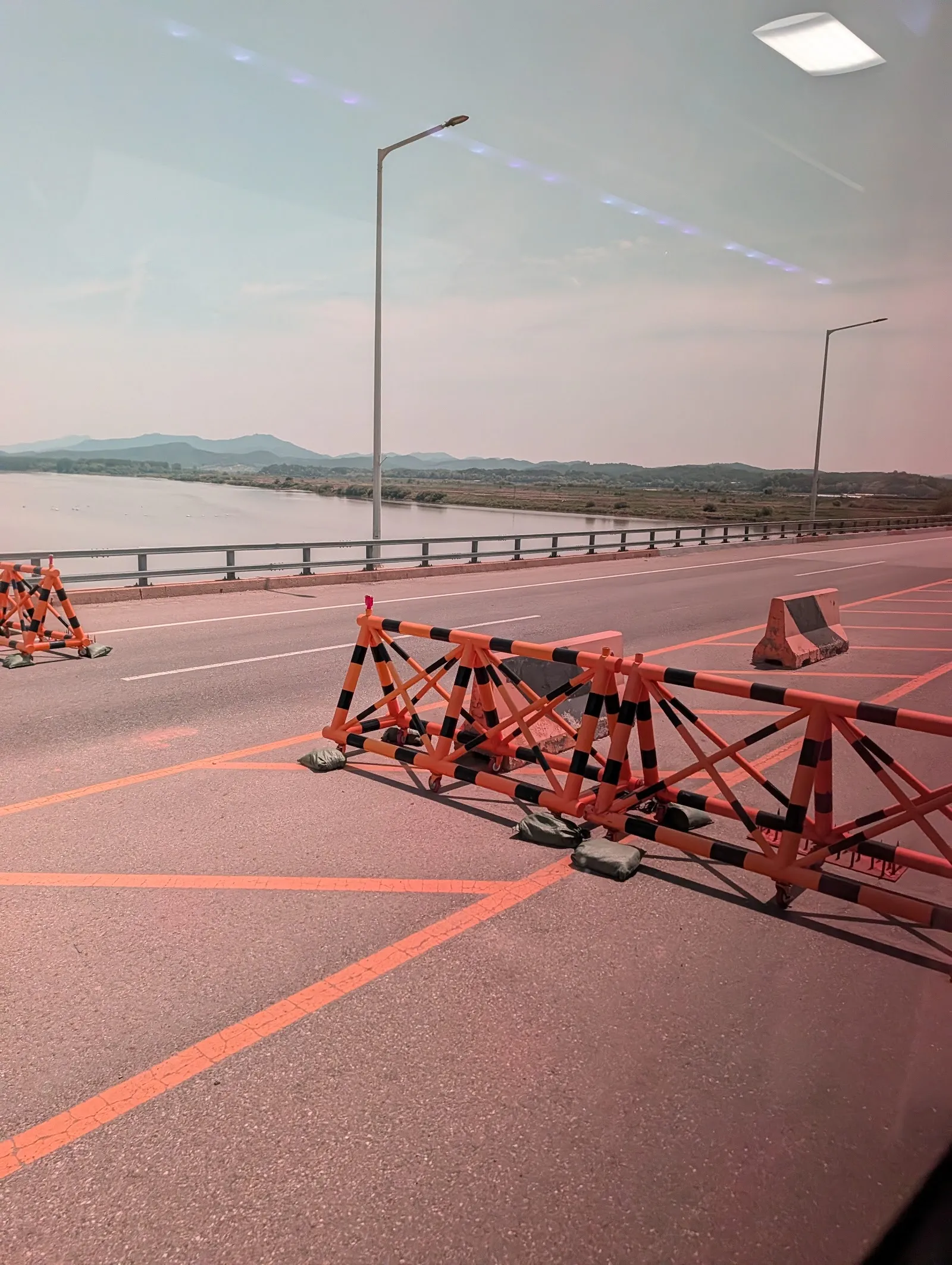 La carretera hacia la frontera, con barreras de control