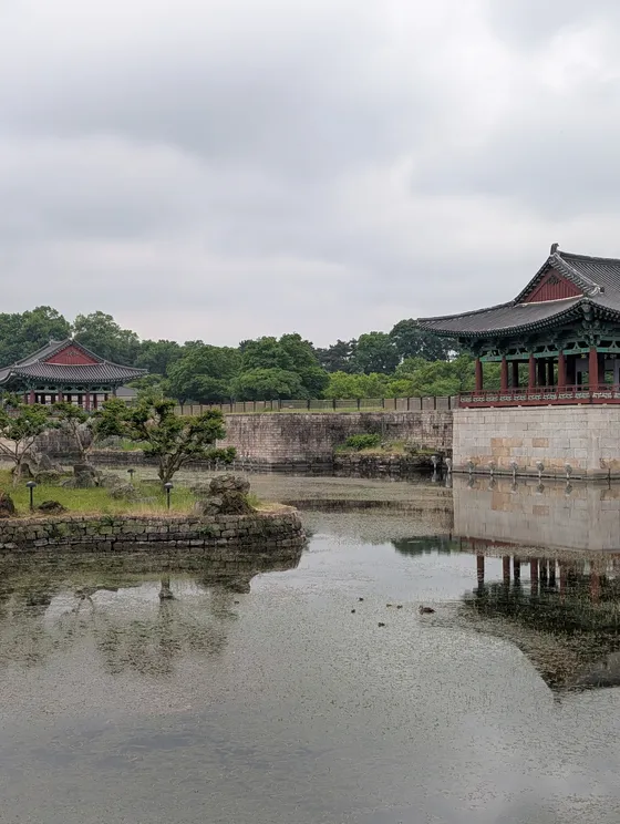 El estanque Wolji de Gyeongju con los pabellones reflejados