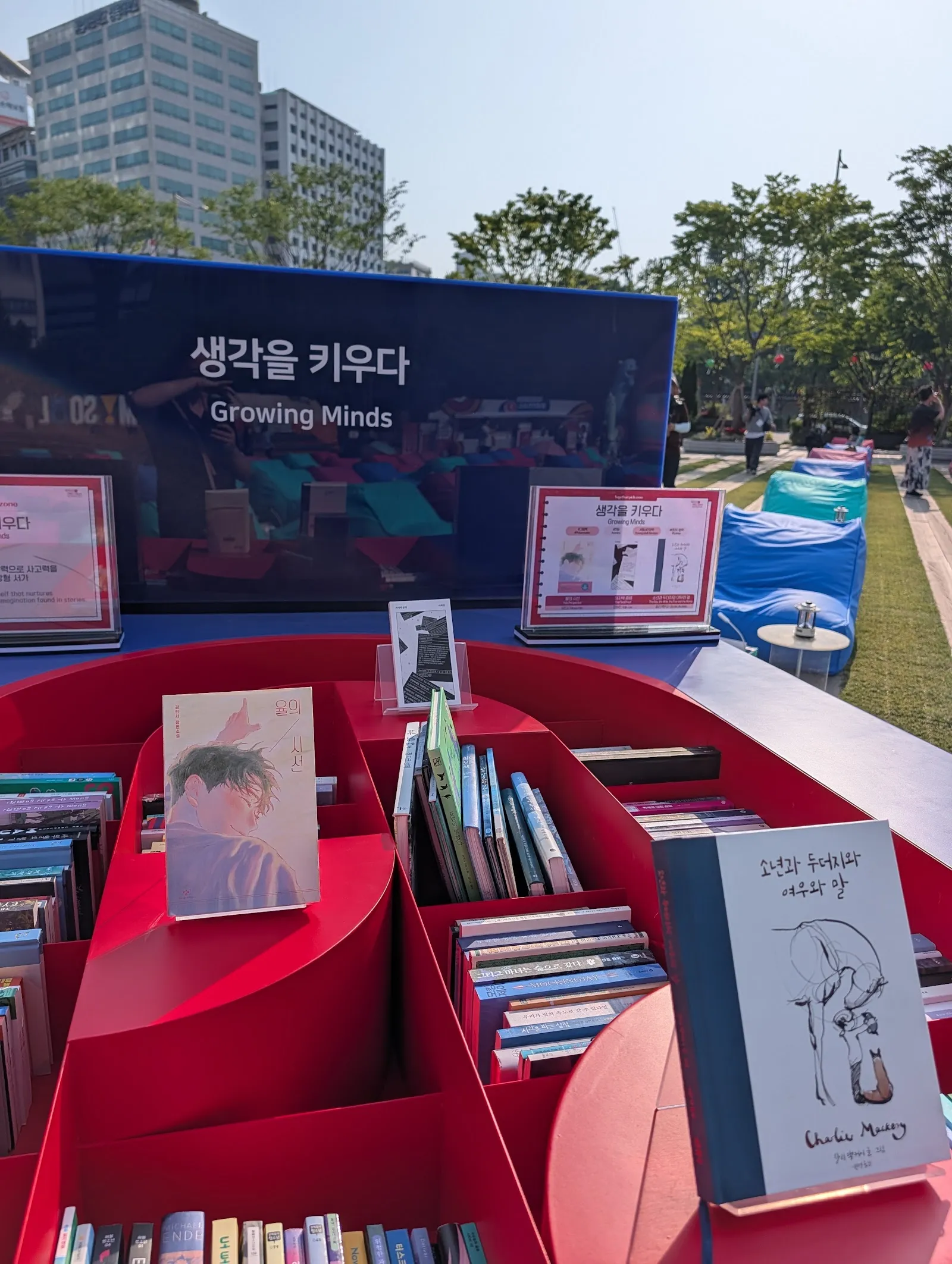 Las estanterías de la biblioteca al aire libre montada en la plaza del ayuntamiento