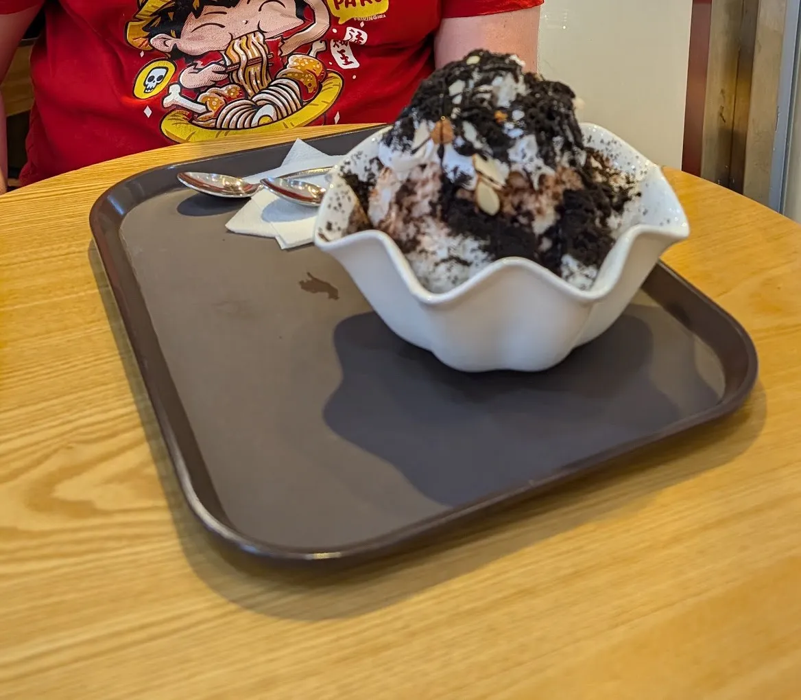 Un bingsu de café y galleta, el postre de hielo raspado
