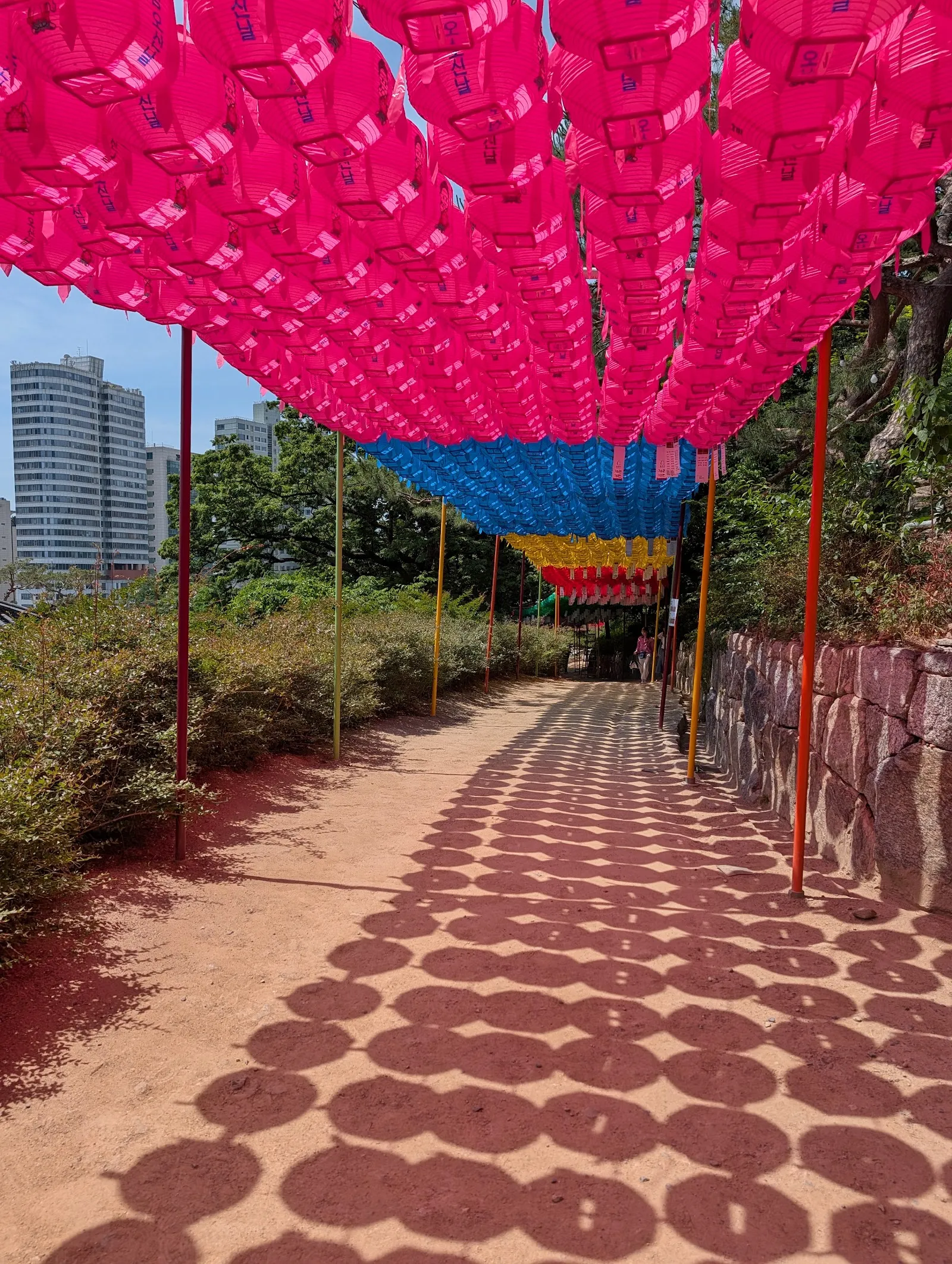El camino del templo cubierto de farolillos de colores