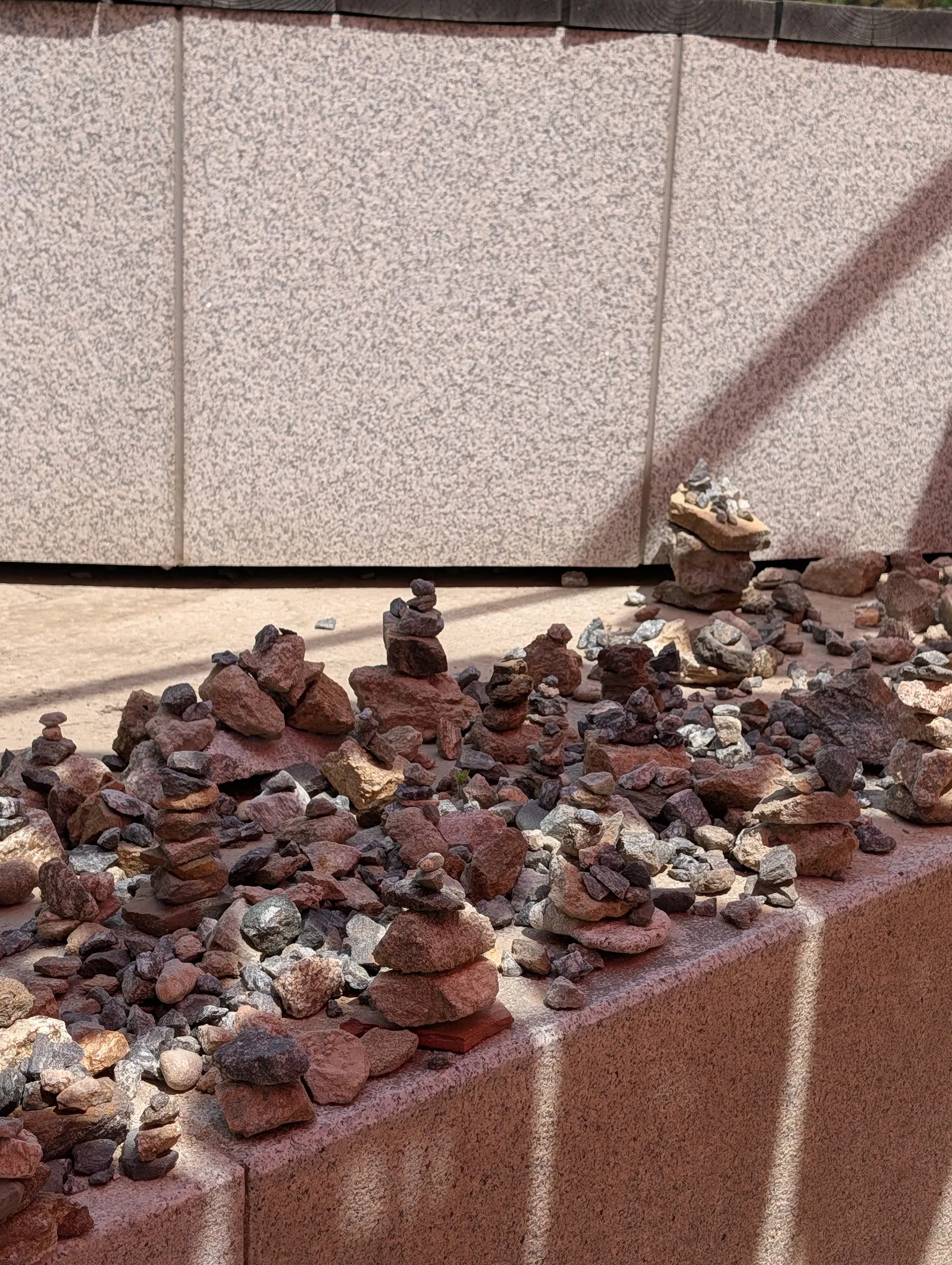 Cientos de figuritas de piedra dejadas por los visitantes