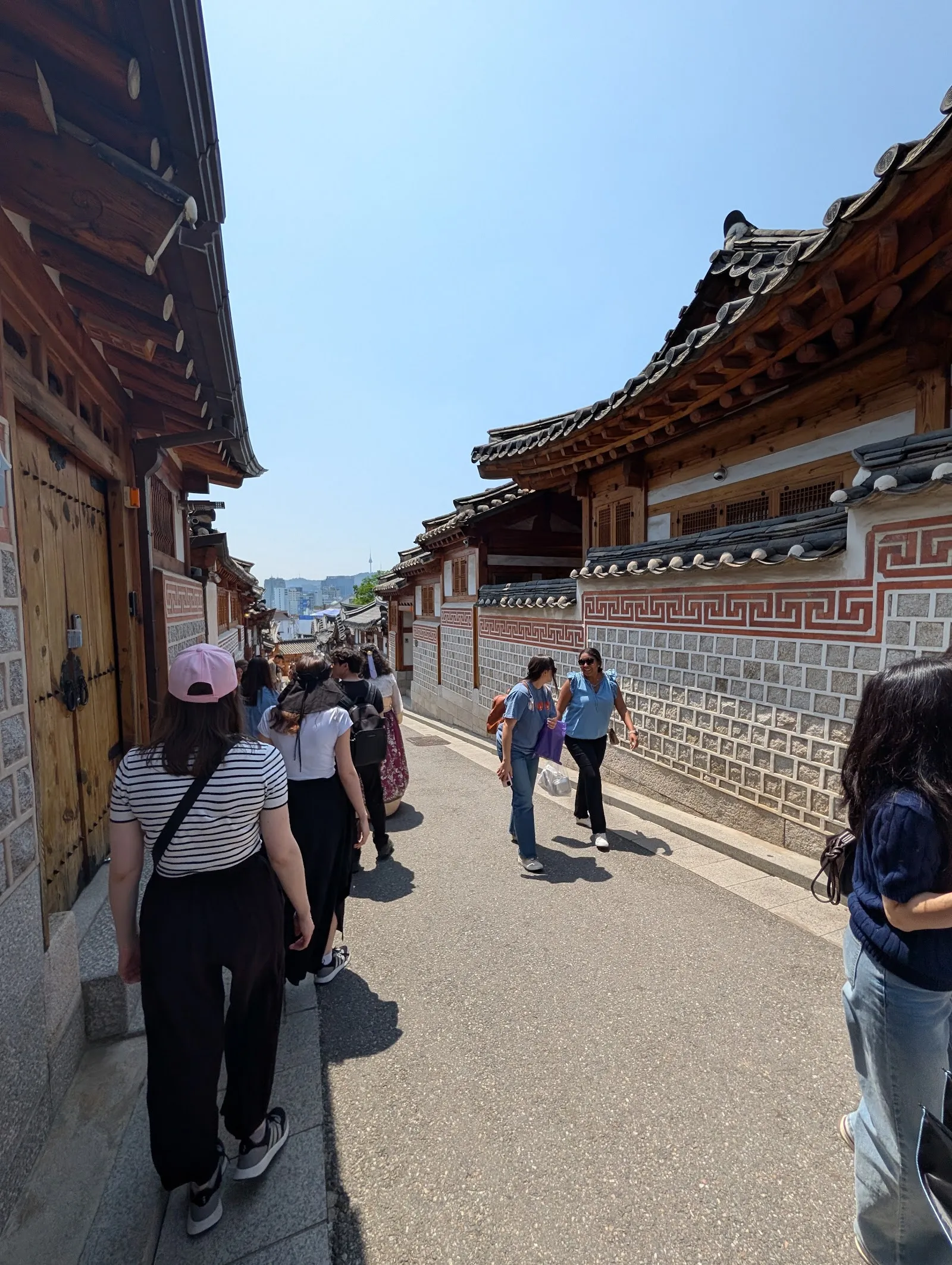 Una de las calles en cuesta del barrio tradicional de Bukchon