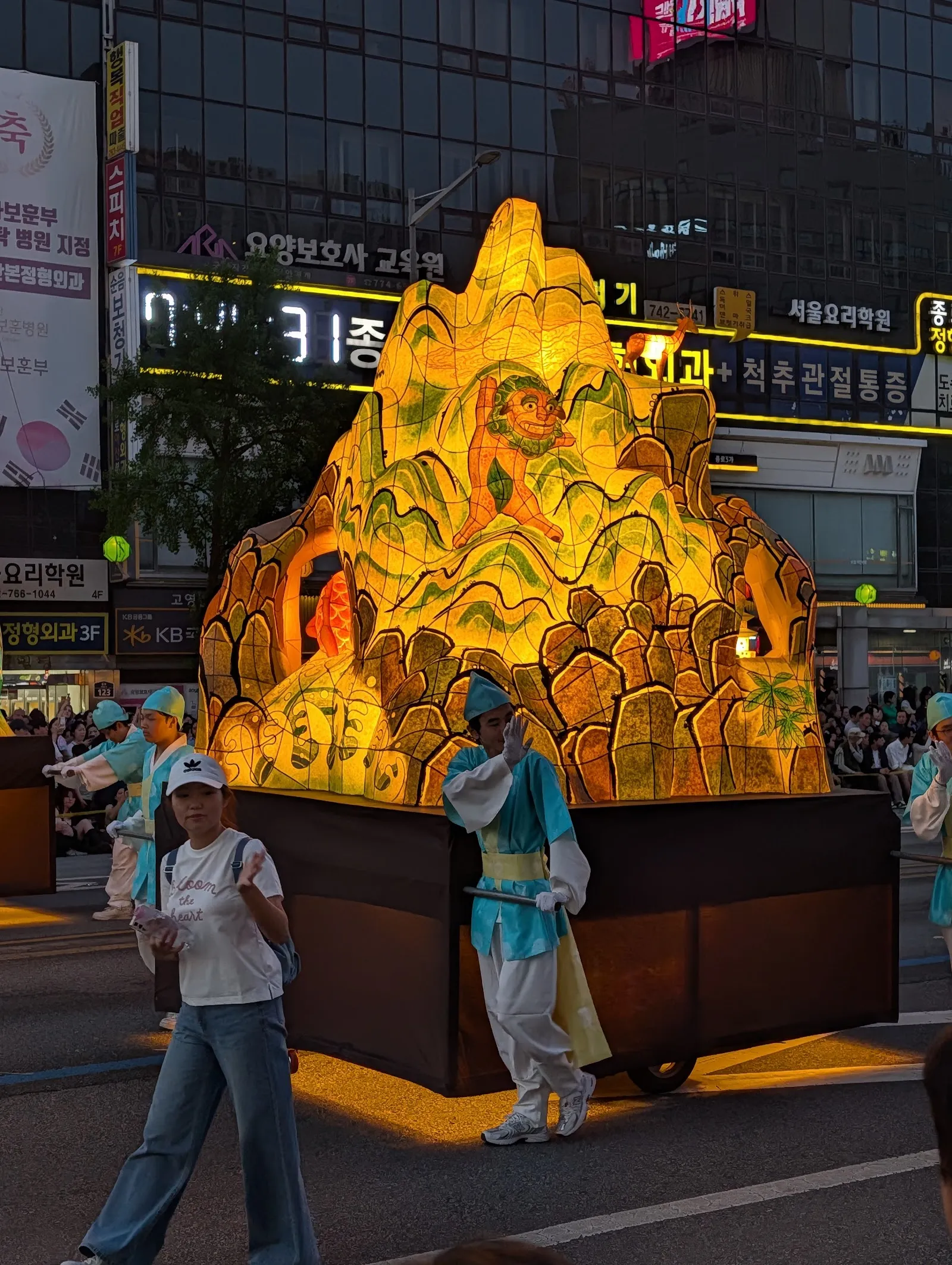 Una carroza iluminada del desfile de farolillos