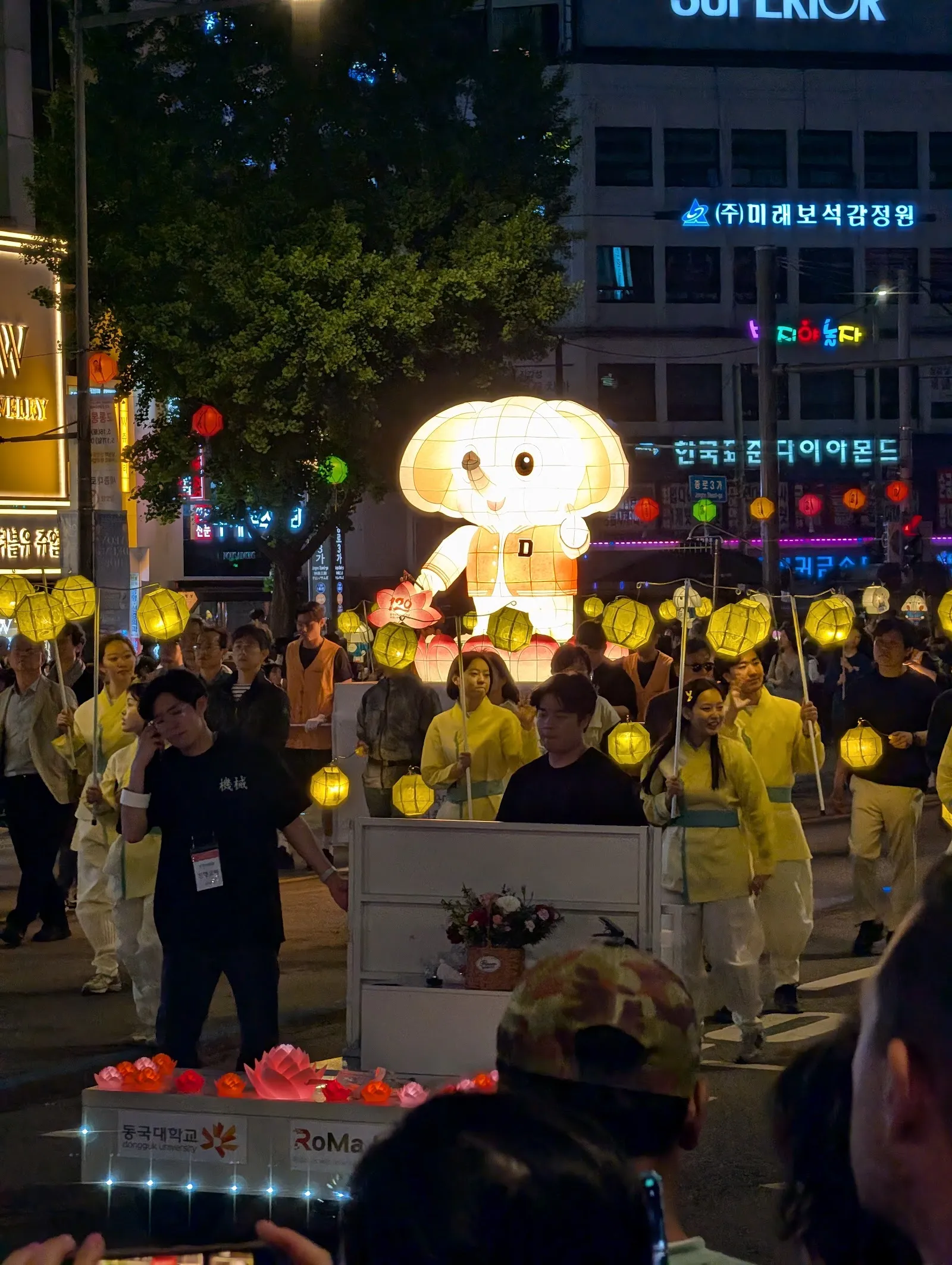 El desfile de farolillos de noche, con la gente llenando la calle