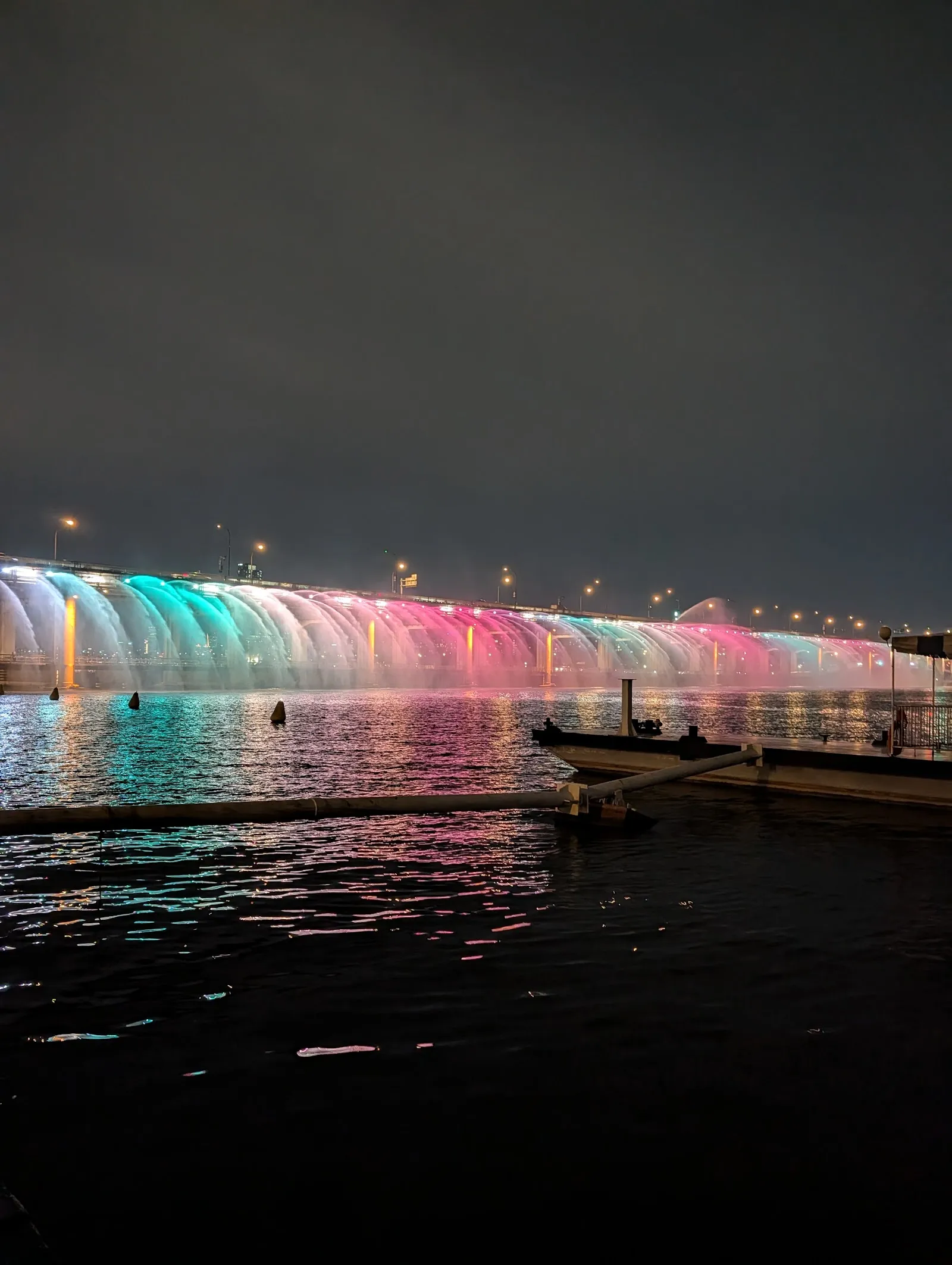La fuente del puente Banpo soltando agua de colores sobre el río Han