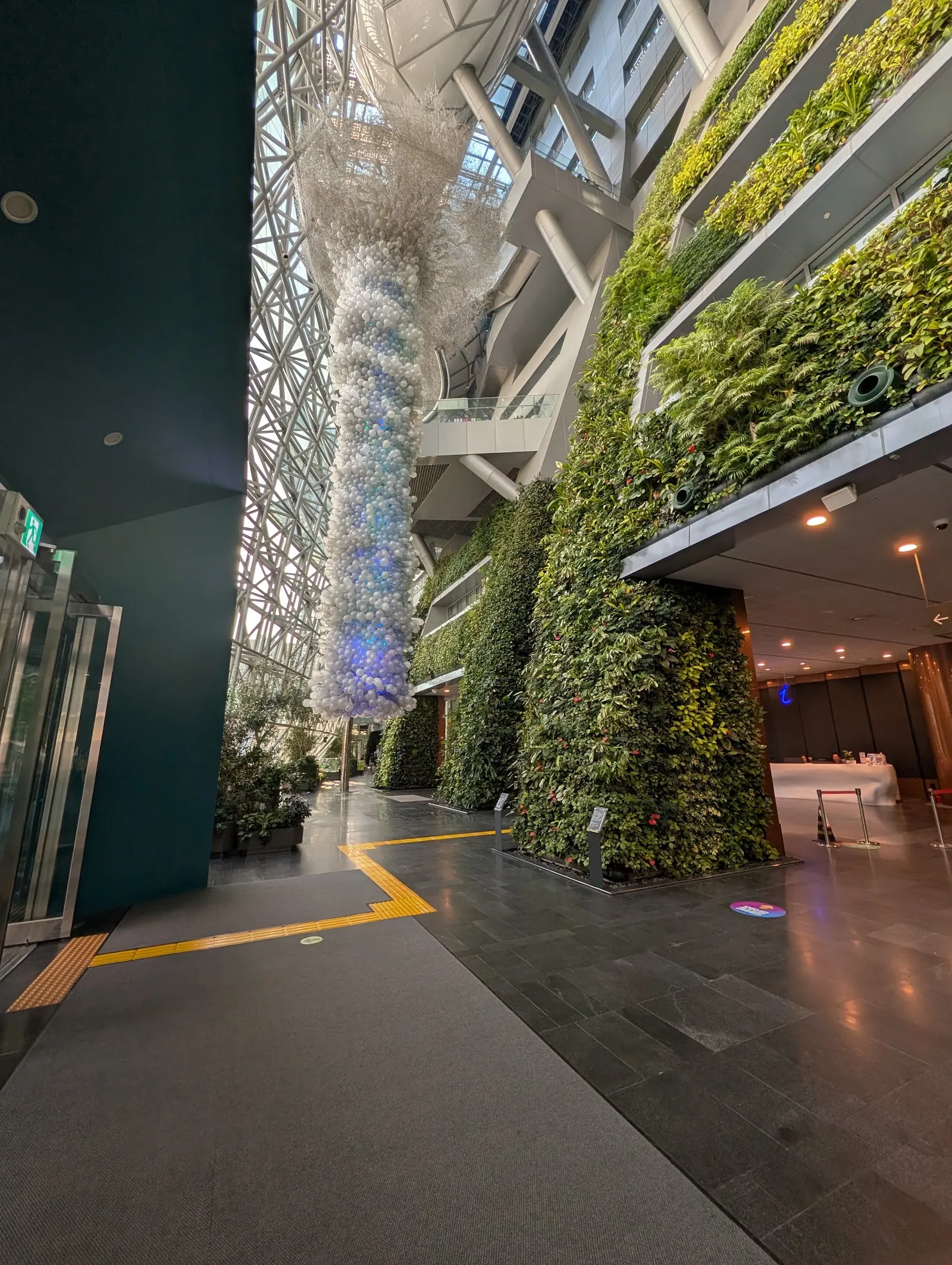 El jardín vertical que cubre la pared del vestíbulo del ayuntamiento