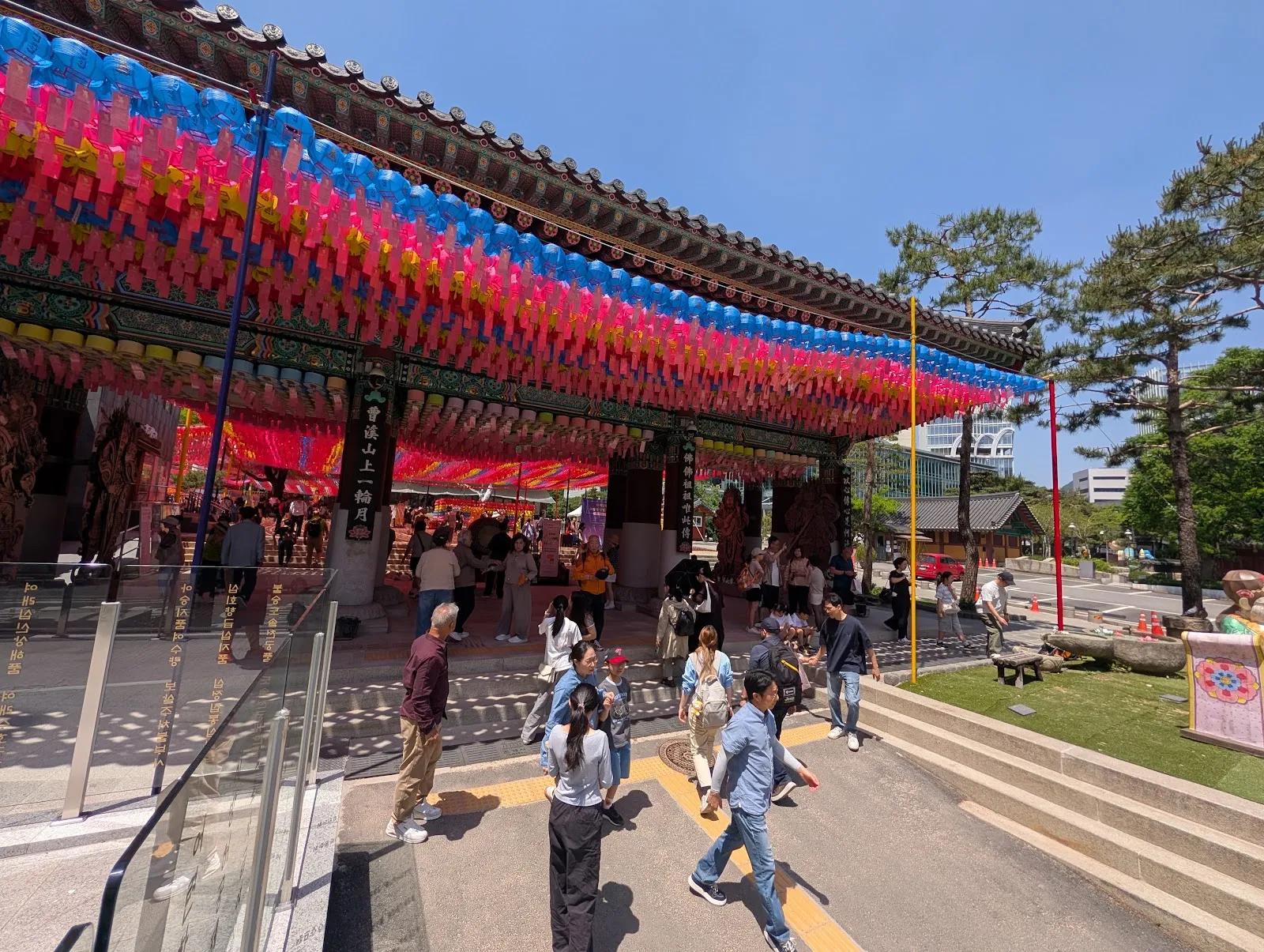 La calle de acceso al templo Jogyesa cubierta de farolillos de colores