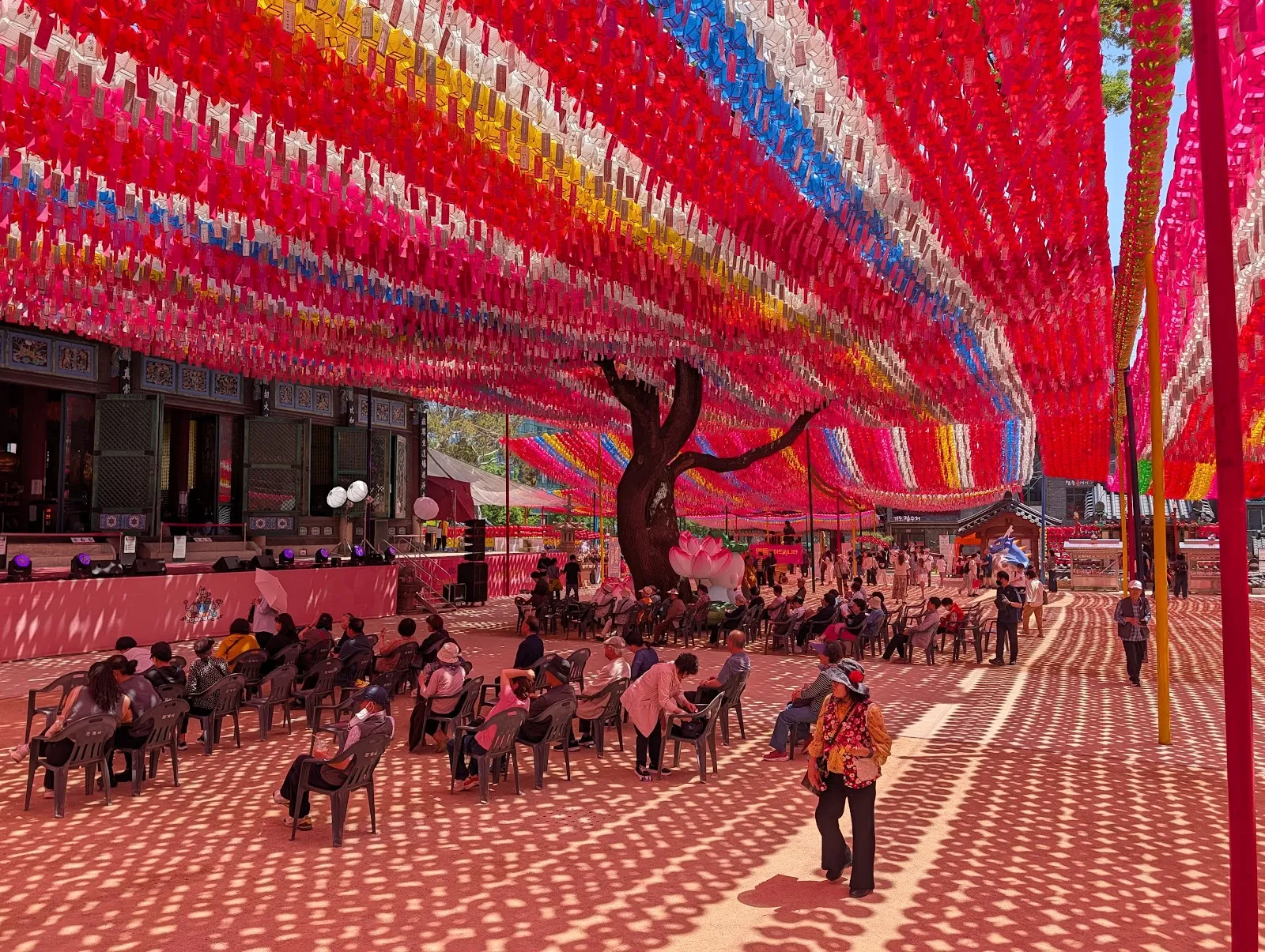 Techo de farolillos de colores en el templo Jogyesa de Seúl