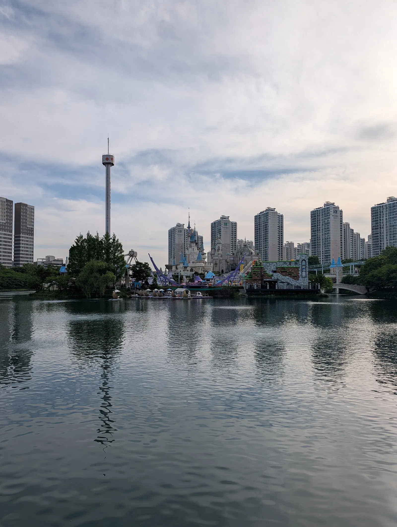El lago de Seokchon con el parque de atracciones al fondo