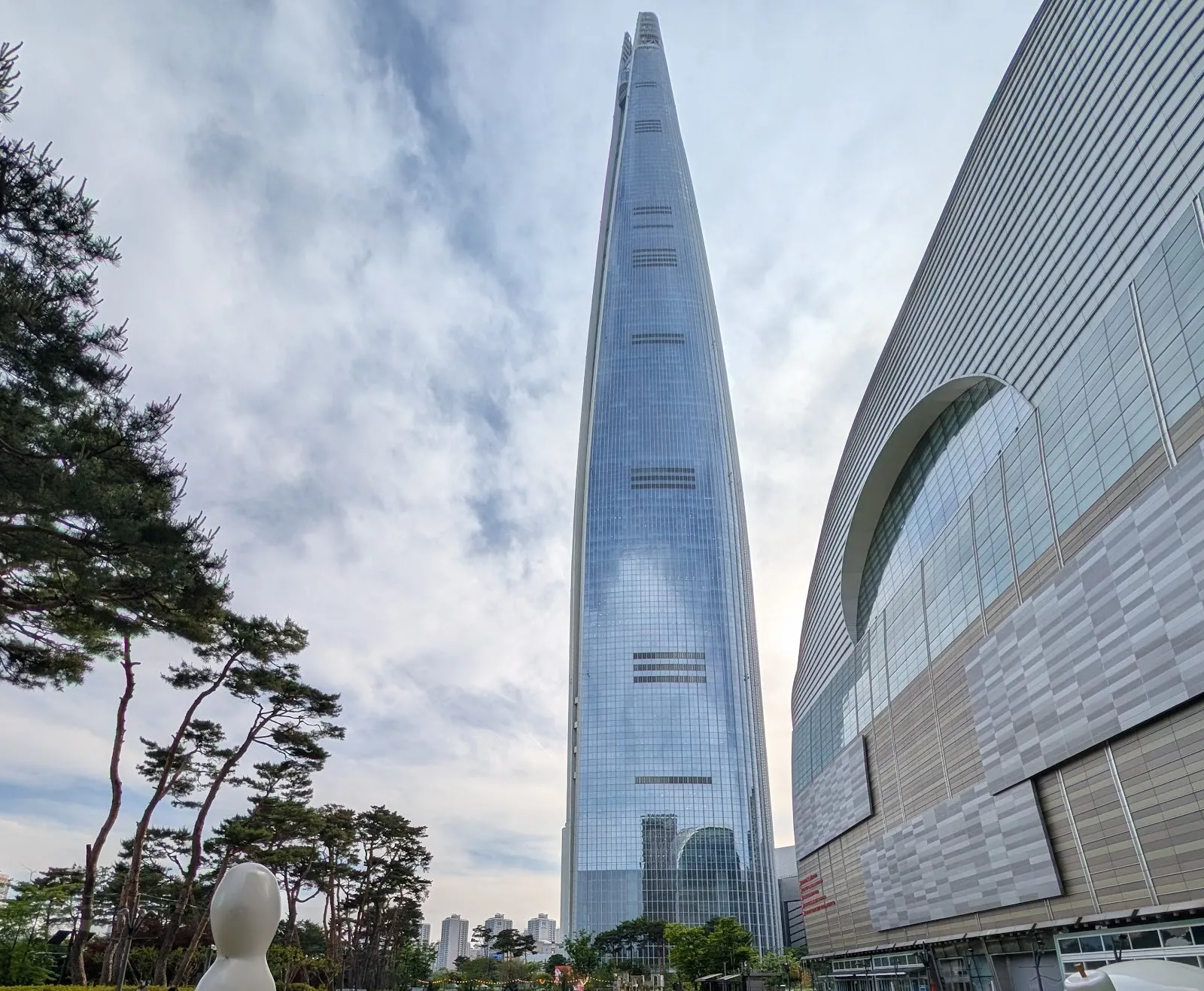 La Lotte World Tower vista desde el parque