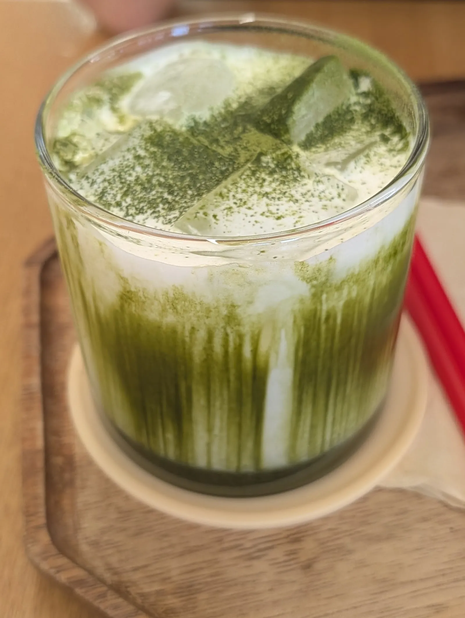 Un matcha con hielo en una cafetería tranquila de Ikseon-dong