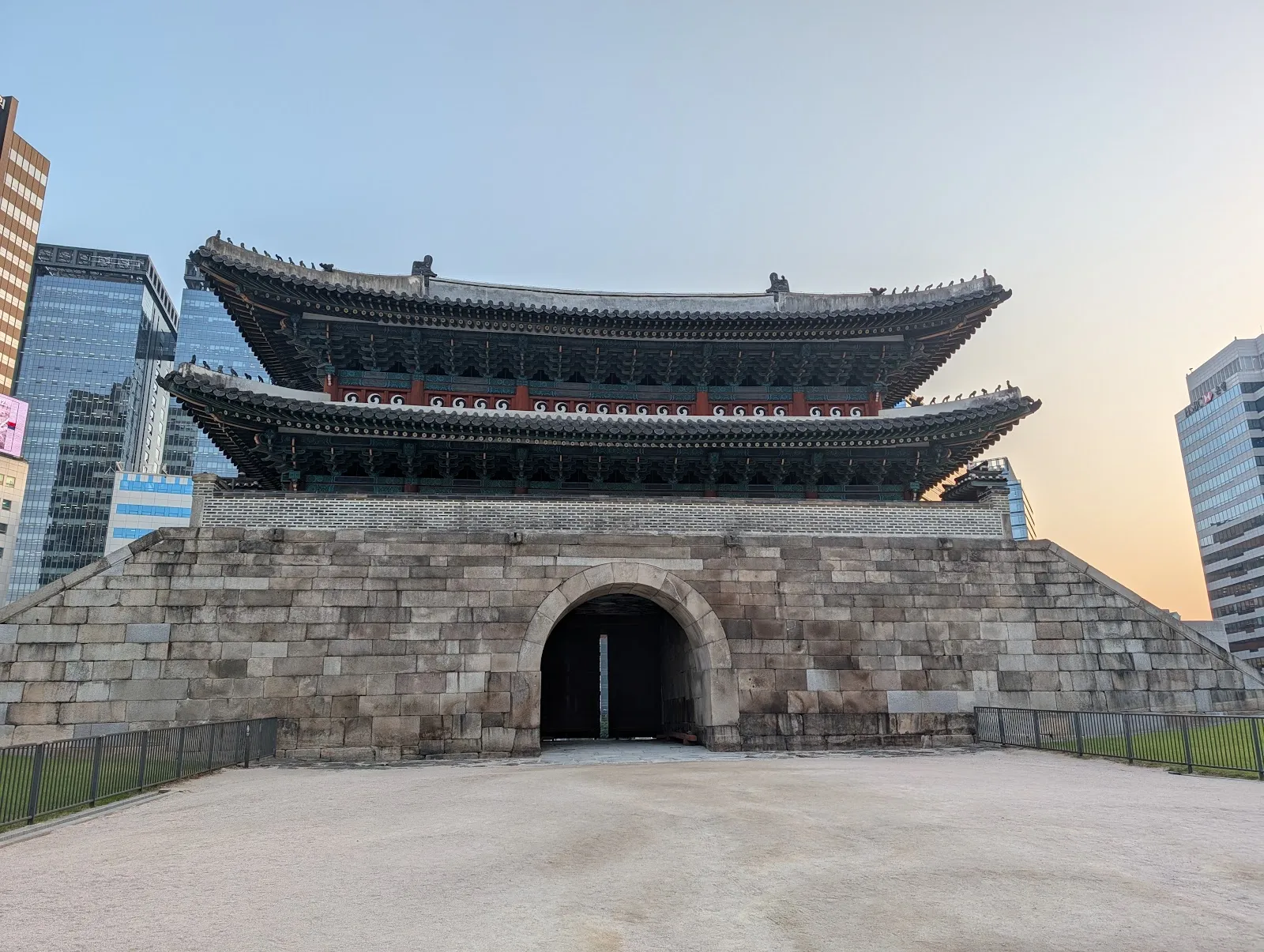 La puerta de Namdaemun al atardecer, entre rascacielos