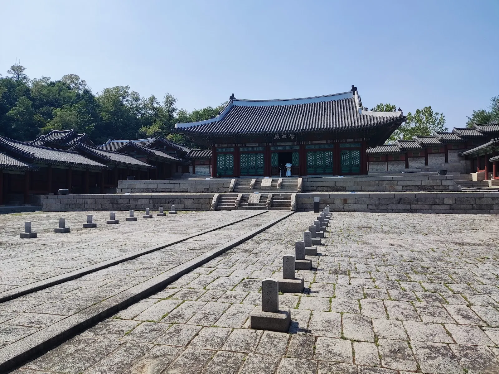 El patio empedrado del palacio Gyeongbokgung a primera hora, casi vacío