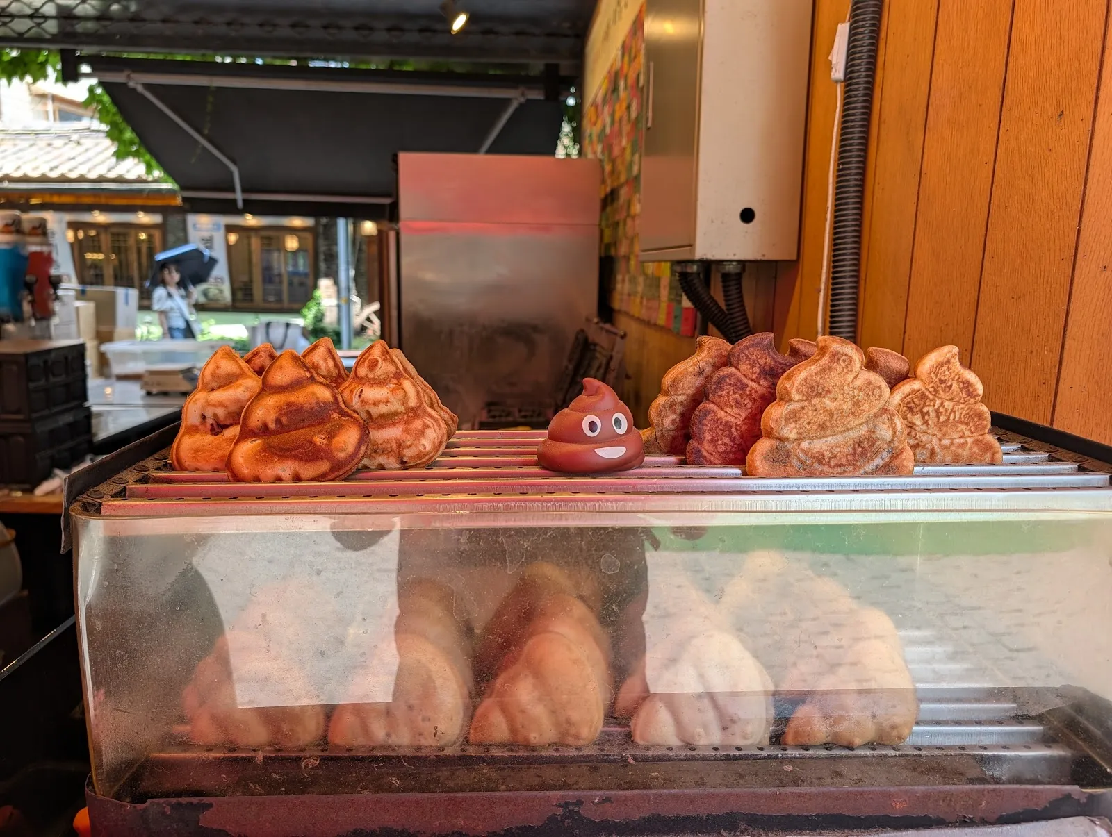 El escaparate con los panes con forma de caca, un clásico de Insadong