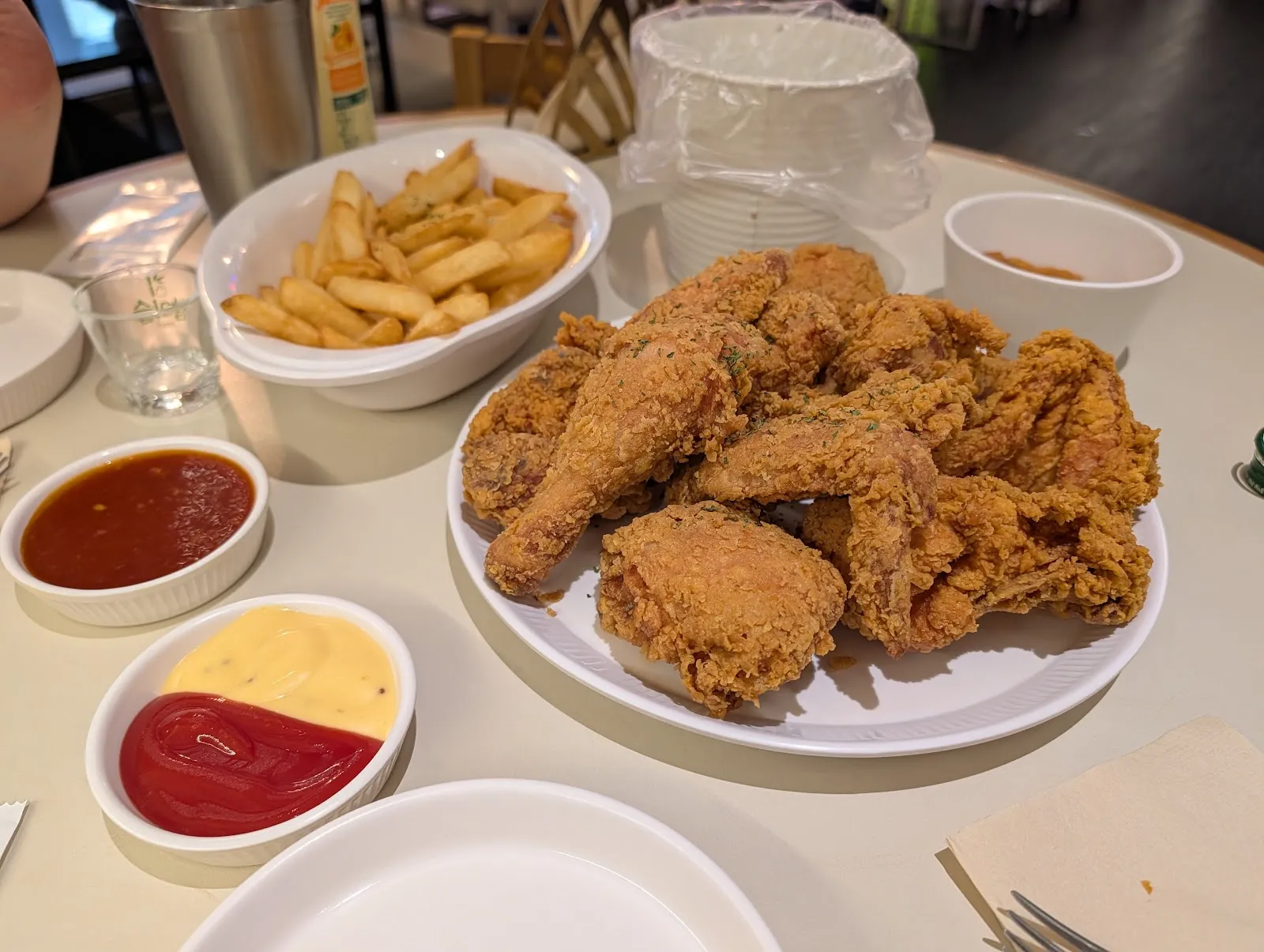 La bandeja de pollo frito coreano con patatas y salsas para mojar