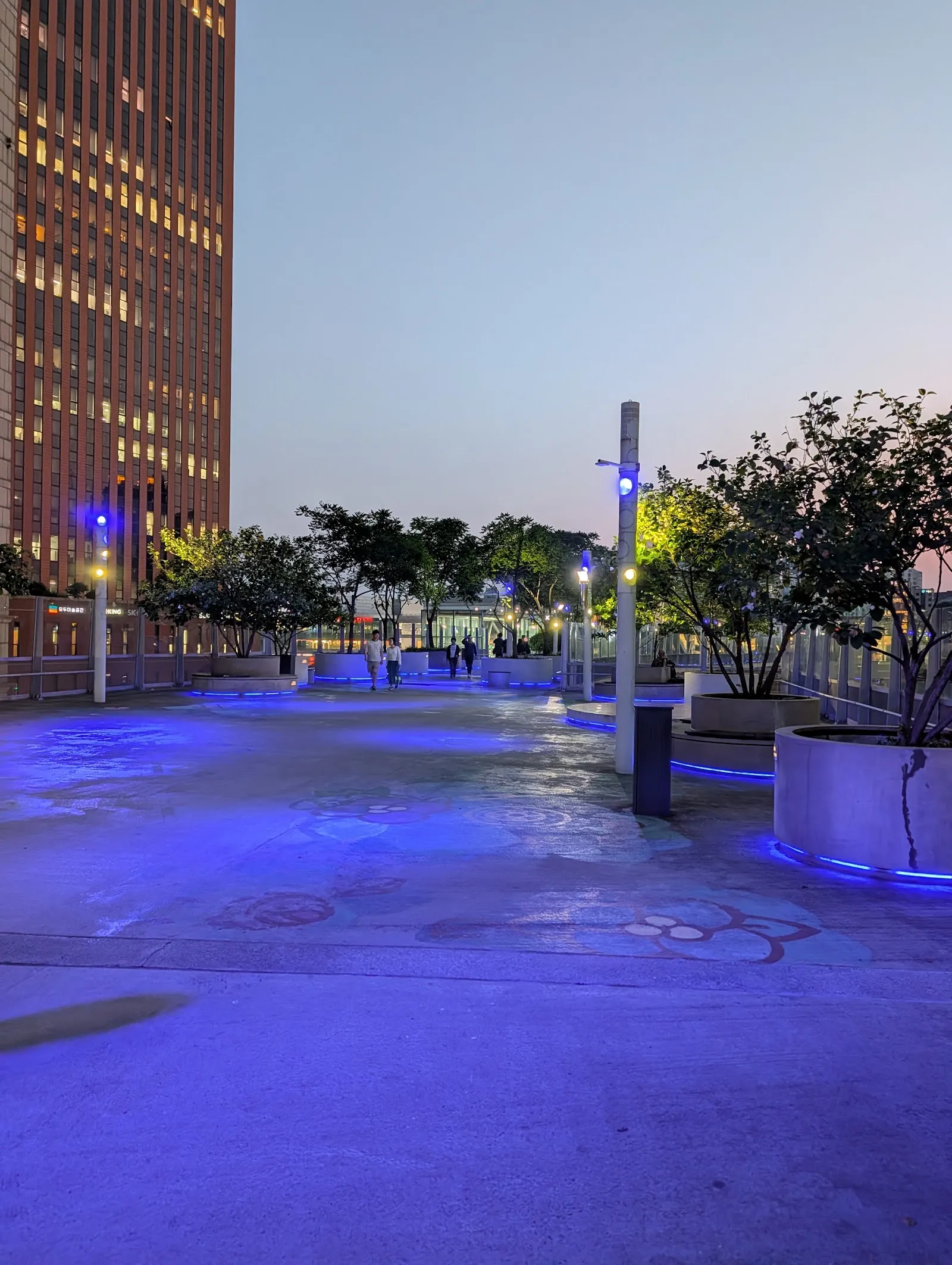El paseo elevado de Seoullo 7017 iluminado de azul al anochecer