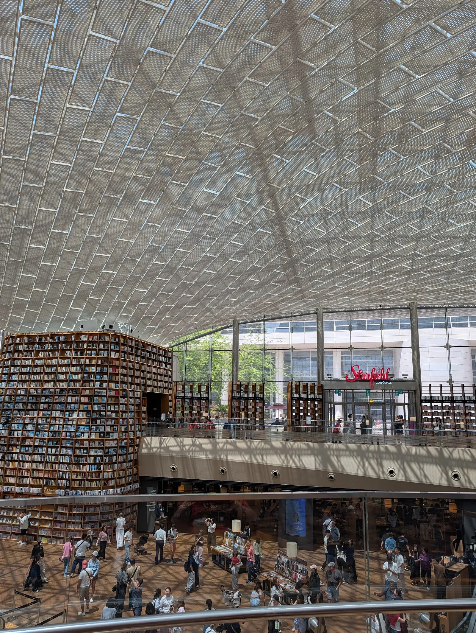 La biblioteca de Starfield COEX, con estanterías de dos pisos