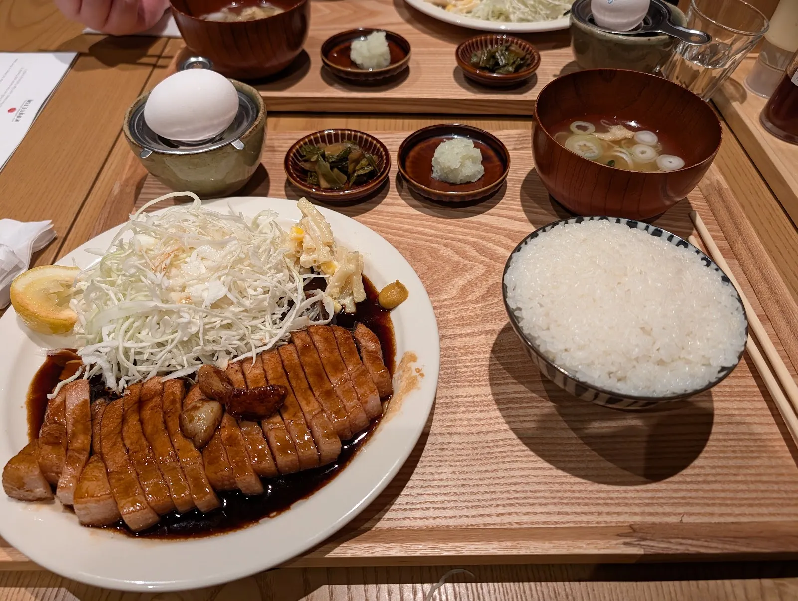 Un tonkatsu con arroz y guarniciones, el plan seguro cuando no sabes qué comer